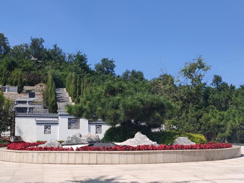 当沈阳墓地陵园发现墓位长期无人祭扫时，会如何通知家属并处理相关事宜？