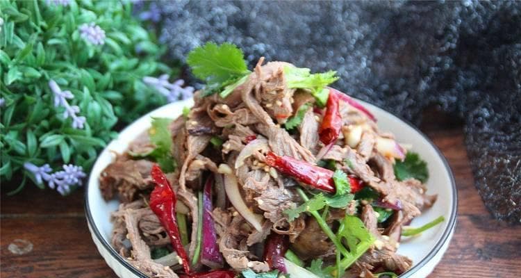 手撕猪心拌香葱：一道美味又营养的传统佳肴