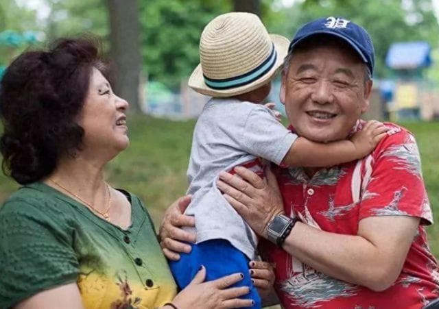 到底是外公亲，还是爷爷亲？科学家给出明确排序，细想现实又扎心
