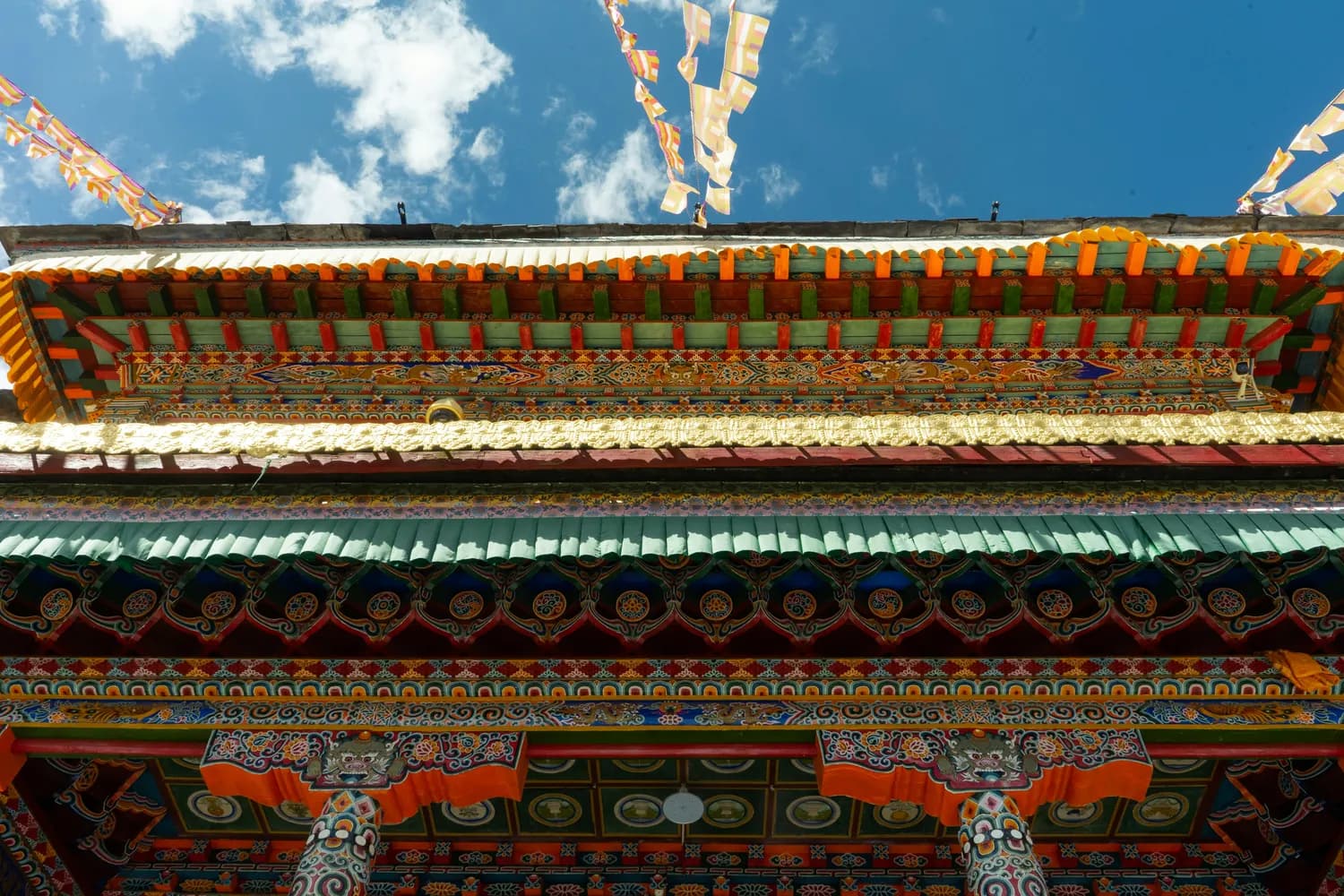 塔尔寺的艺术三绝：酥油花、壁画与堆绣
