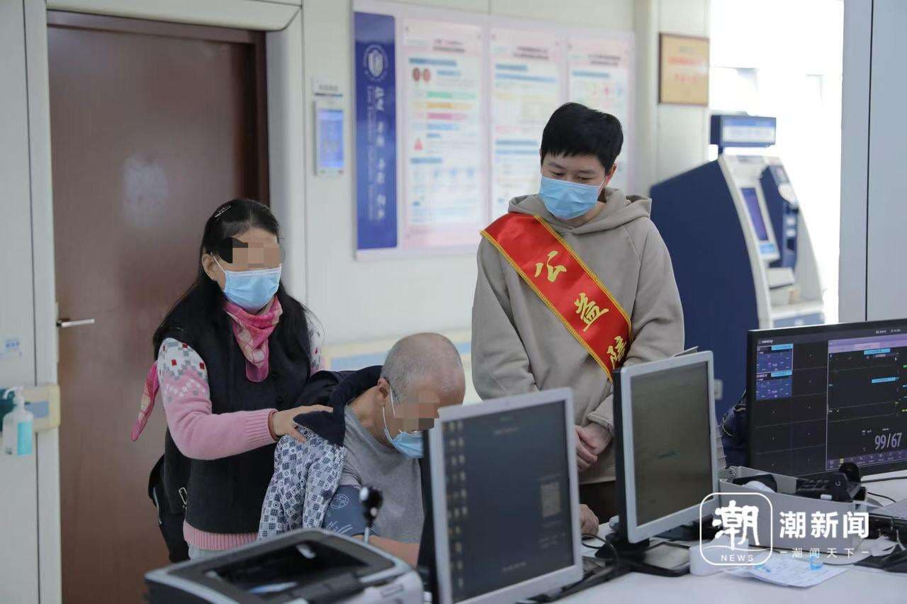 老人独自就诊难 这样“随手约”的公益陪诊 你怎么看