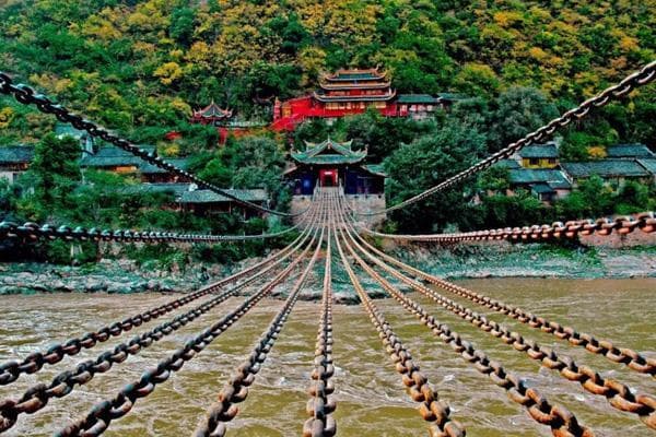 泸定桥景区：一座承载历史记忆的铁索桥
