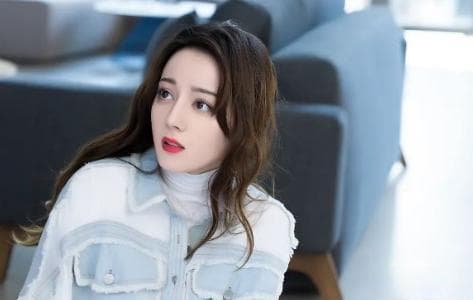 黄景瑜迪丽热巴新剧首播夺冠，现实绯闻为剧情添料