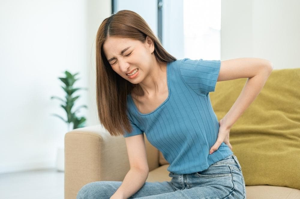 久站腰酸怎么办？4个腰酸原因及3个舒缓技巧，腰酸腰痛不再来！