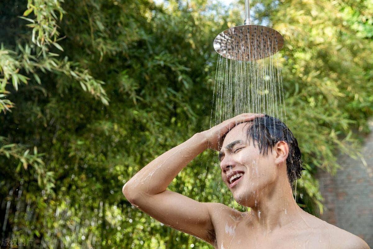 坚持洗冷水澡的男人，最后都怎样了调查发现几大好处会显现