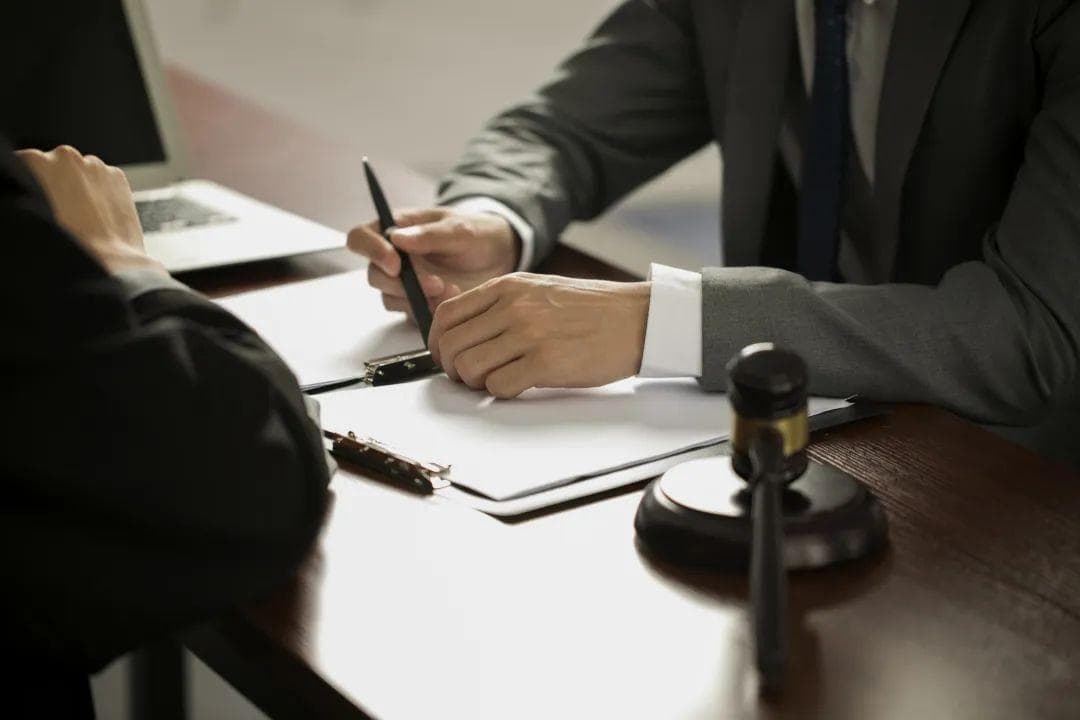 股东会职权由执行董事行使，公司章程说了算吗？