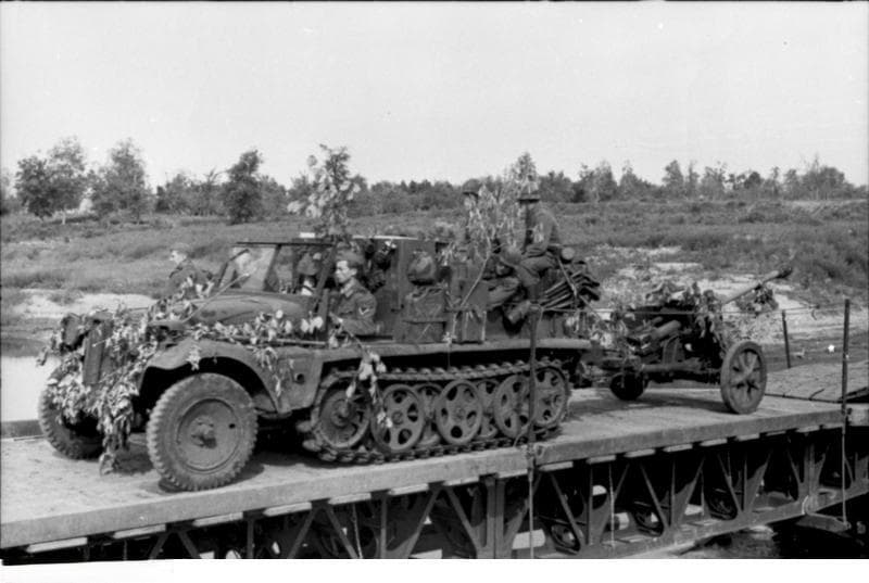 探秘二战德军Sd.Kfz.250“狮鹫”指挥车：设计精良的装甲半履带车