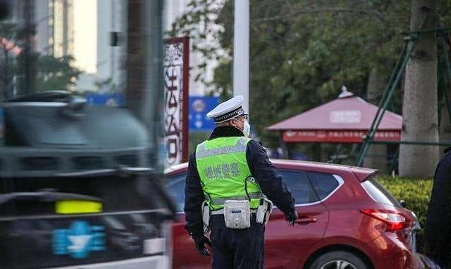 要是突发交通事故，先打电话给保险还是交警？老司机：顺序很重要