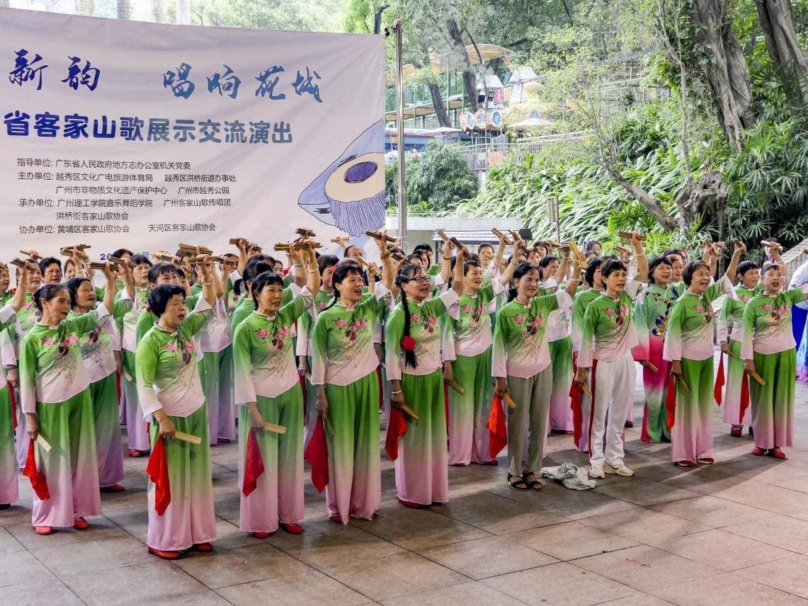 他们把客家山歌“玩出花”，香港同胞都慕名来观摩