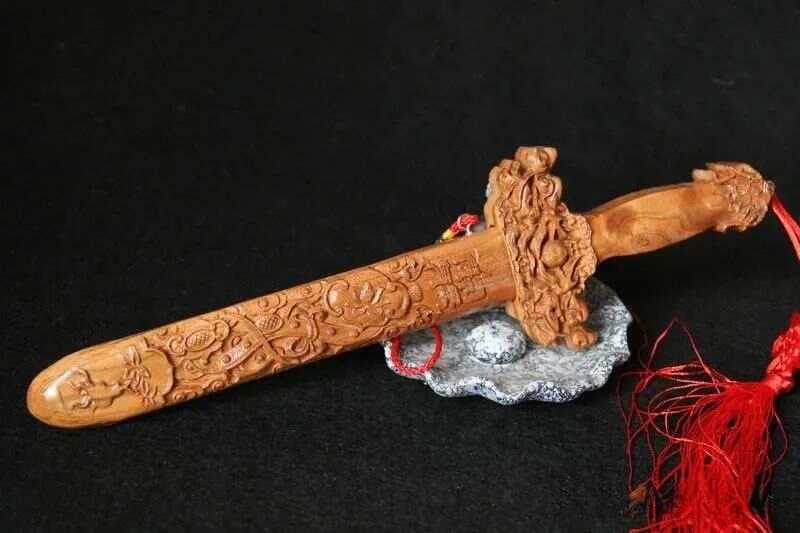 同样都是木头，为何桃木能辟邪？桃木的来头可真不一般！究竟有啥特异功能呢？