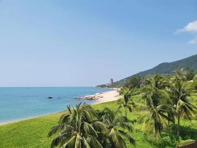 秋天的阳江市十里银滩，沙滩的美景展示了独特的自然魅力