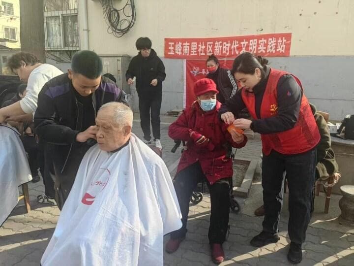 雷锋精神进社区 温暖服务零距离