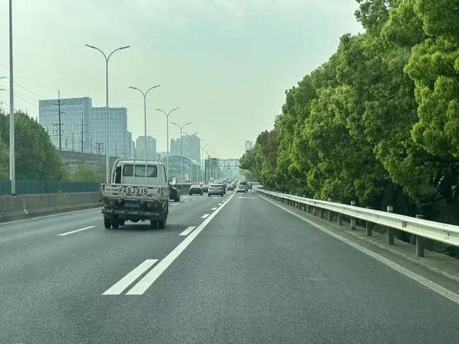 上海城市快速路长实线设置引发热议：如何平衡安全与效率？