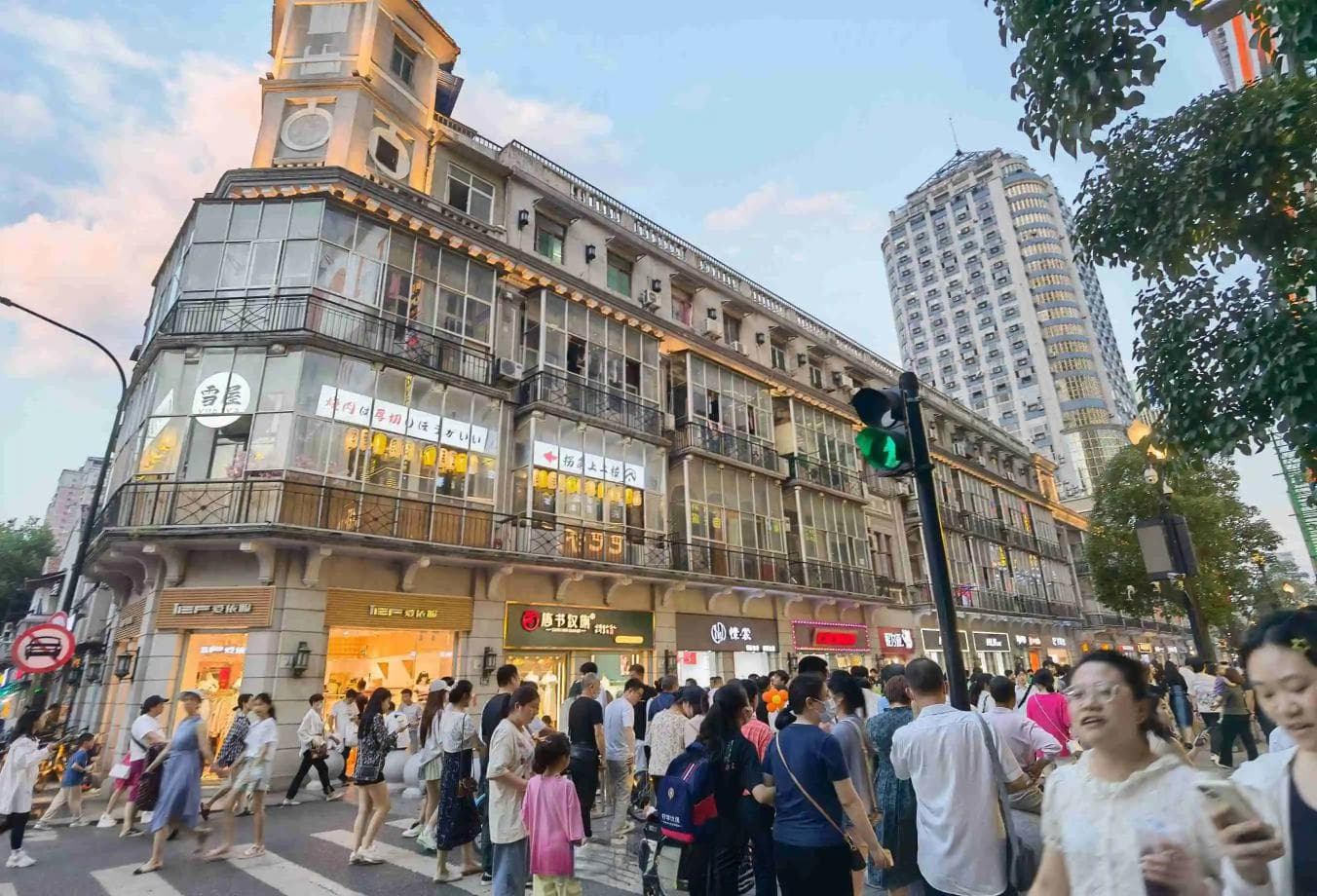 在江汉路品味武汉的独特韵味