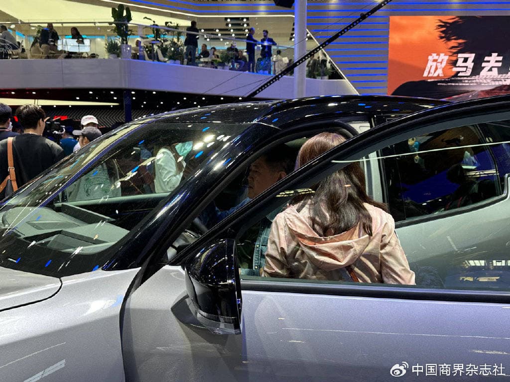 智能驾驶战火再燃：特斯拉与小米引领科技巨头智驾比拼