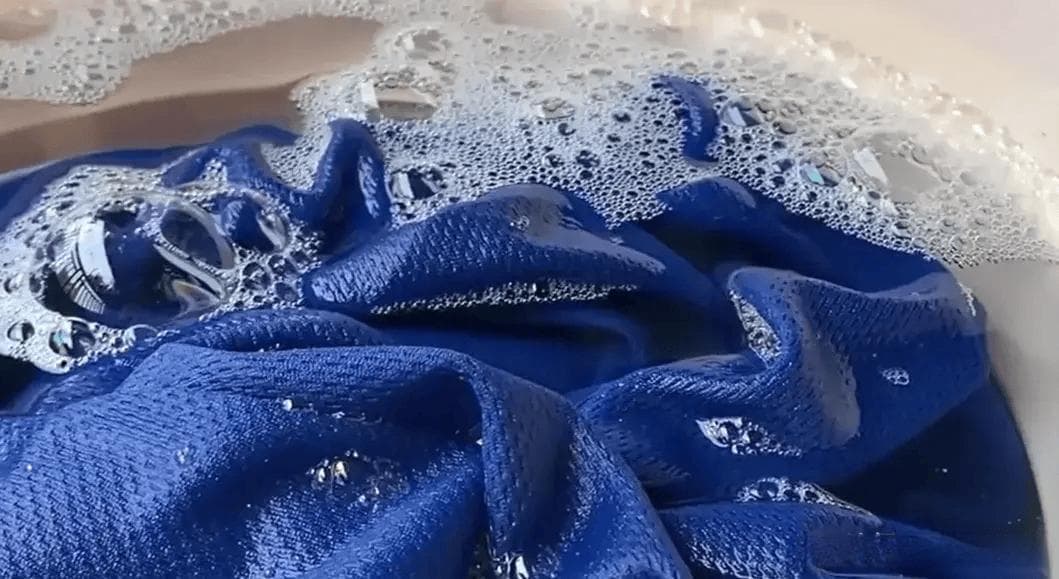 原来新买的衣服这样清洗才正确，再也不怕褪色了