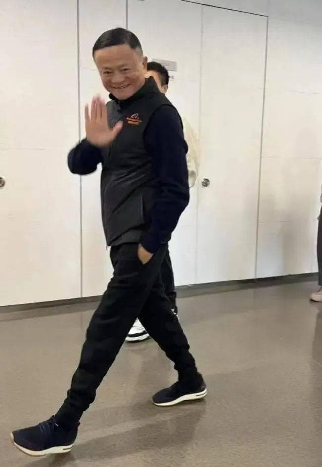 马云现身民营企业座谈会，1570天后重返公众视野