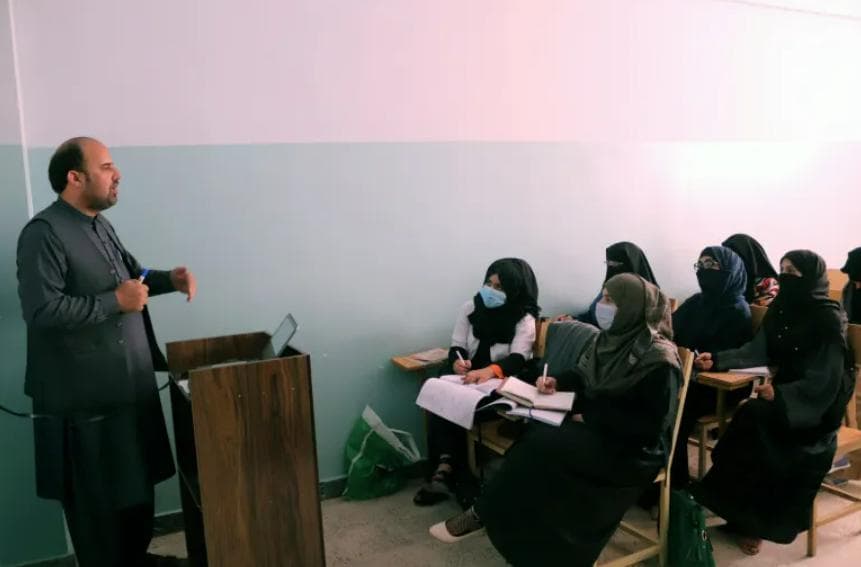 塔利班副外长呼吁为女性开办学校：她们正遭受不公正待遇
