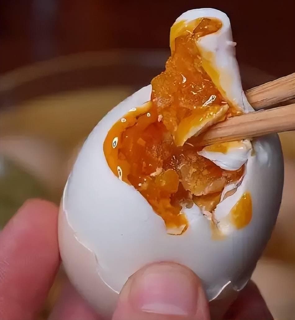 腌鸡蛋不能只放盐，教你正确做法，鸡蛋不臭，个个起沙流油