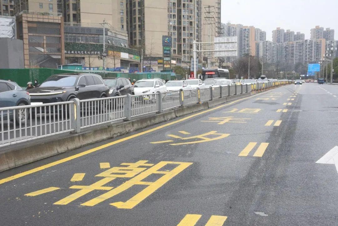成都龙泉驿首条“智慧潮汐车道”满月：通行效率提升47%