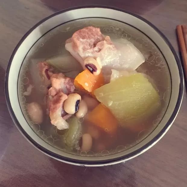 节瓜眉豆花生炖猪骨汤：清热祛湿的夏日养生汤