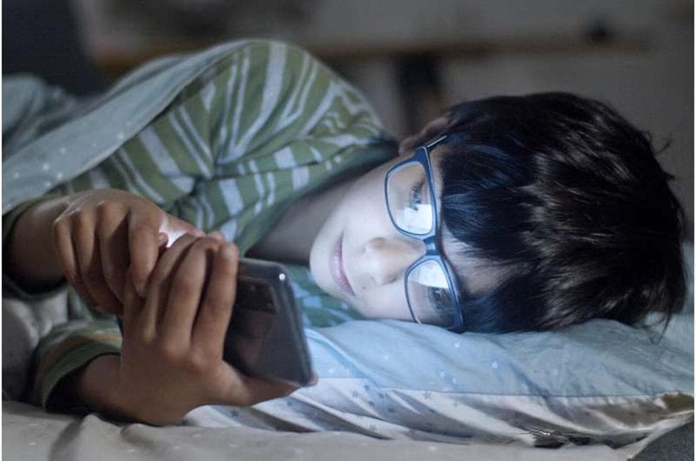 是光亮还是内容影响睡眠？手机刷屏与睡眠障碍的关系