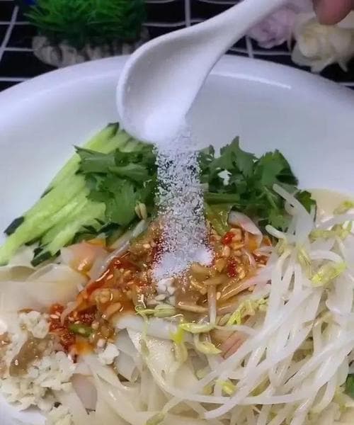 凉皮制作方法大全（从配方到制作，让你轻松掌握制作技巧）