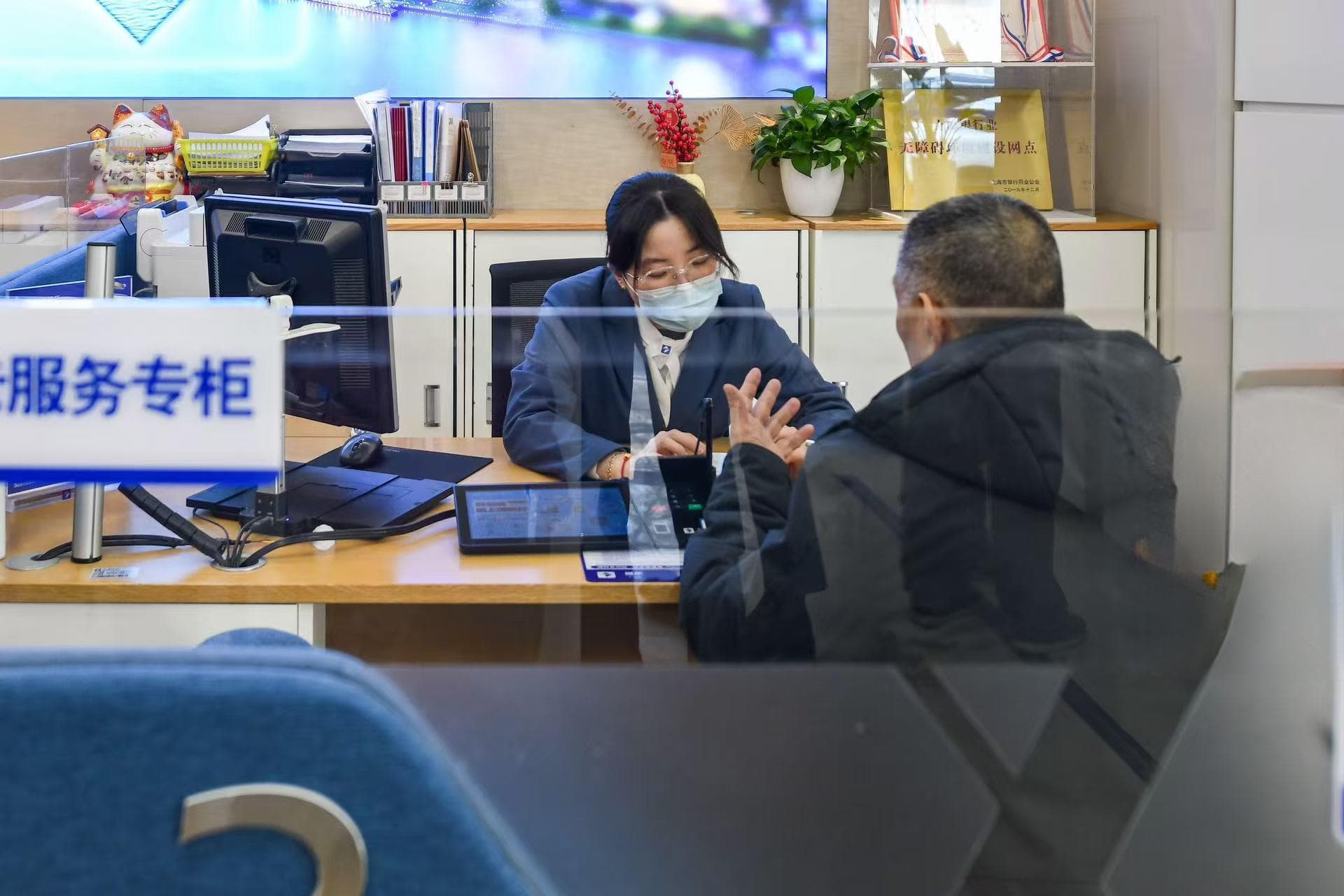 230万上海市民身份证即将到期！银行信息更新要及时，以免账户使用受限
