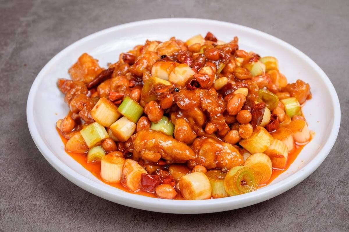 宫保肉丁的做法，入口鲜辣酥香，红而不辣，辣而不猛，肉质滑脆