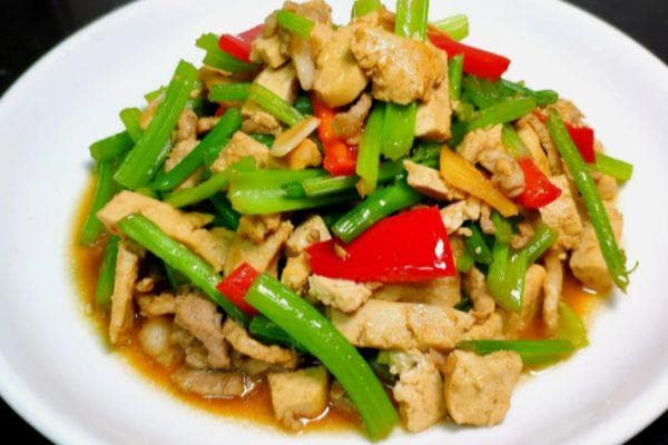 芹菜炒肉，不仅色香味俱全，而且营养丰富，是家庭餐桌上的常客