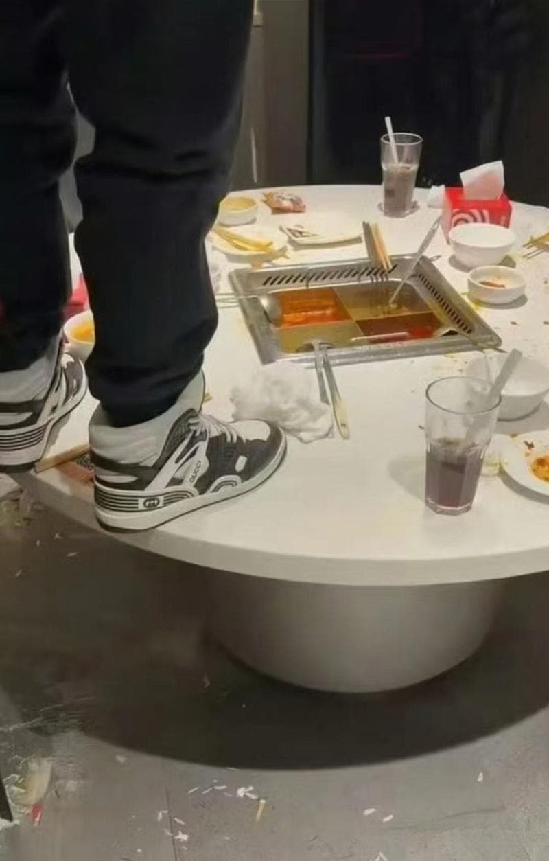 就两男子火锅小便事件，海底捞道歉：事先不知情，将赔偿顾客