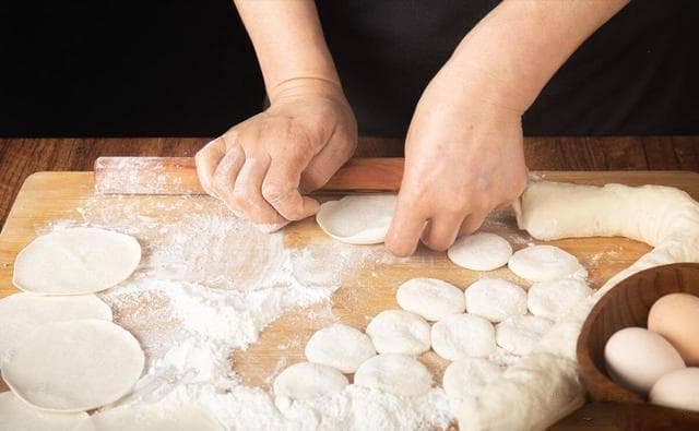 北方人包饺子自己擀面，为啥南方人要去买饺子皮？5个原因太现实