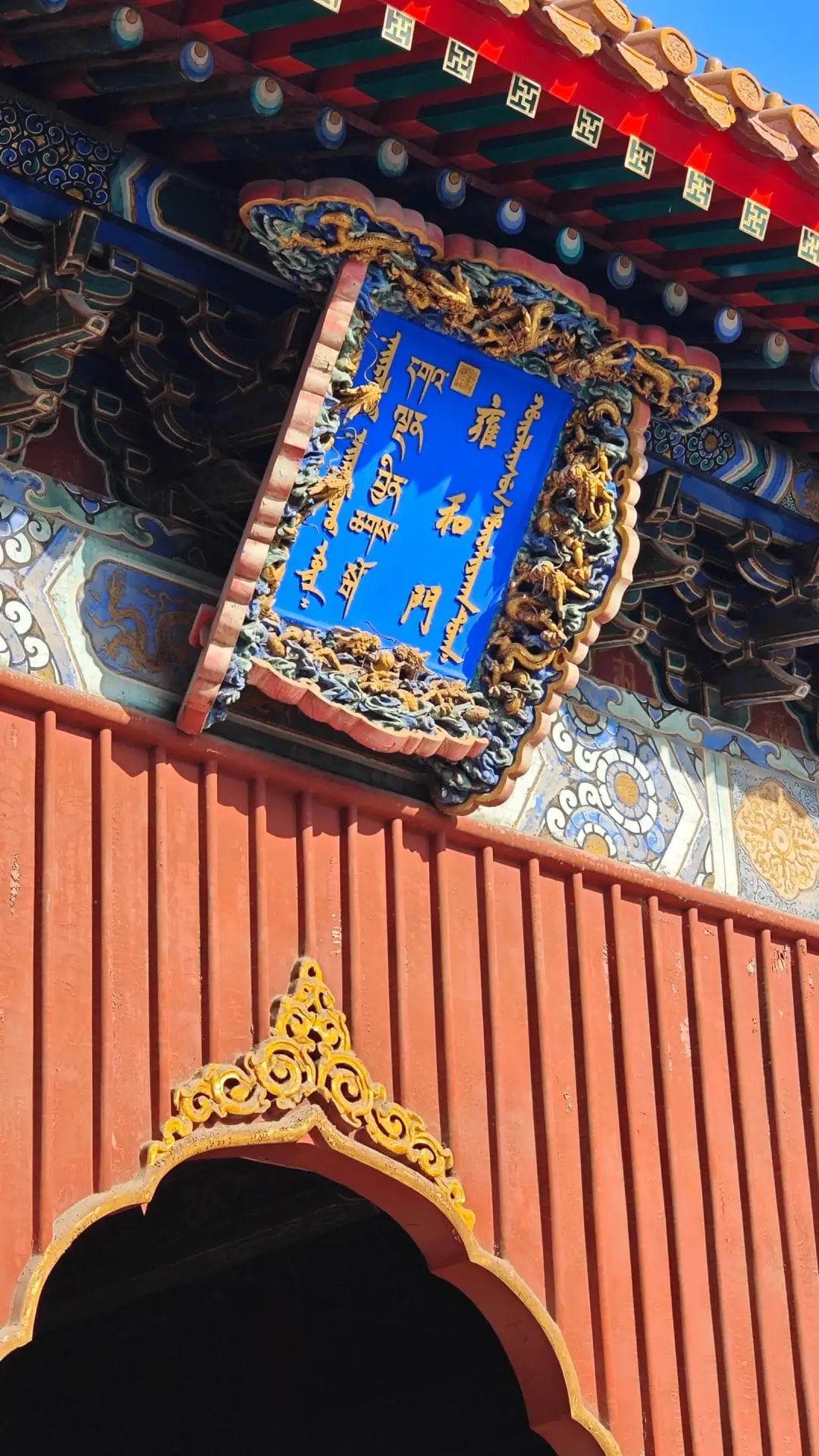 年轻人涌入寺庙，能解决“人生困境”吗？