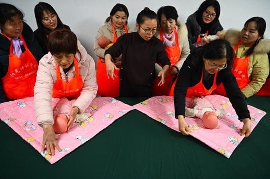 年轻月嫂成"香饽饽"：高薪背后的成长之路