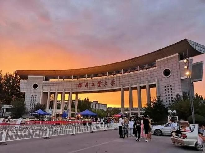 崇洋不一定媚外！河北两所大学的校徽，竟与麻省理工学院几乎一样