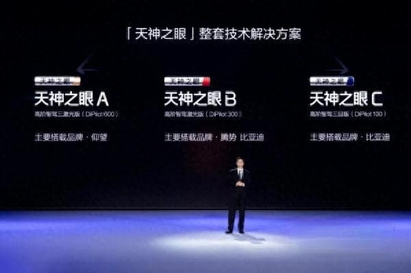 “狂飙”的智能驾驶，谁来把稳安全“方向盘”？