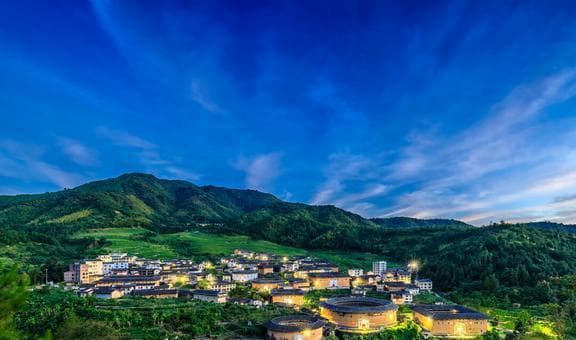 福建土楼“四菜一汤”，世界独有的堡垒式民居，曾被误认为发射井