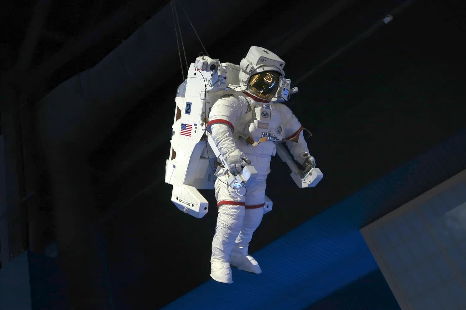 NASA联手SpaceX紧急接回滞留宇航员