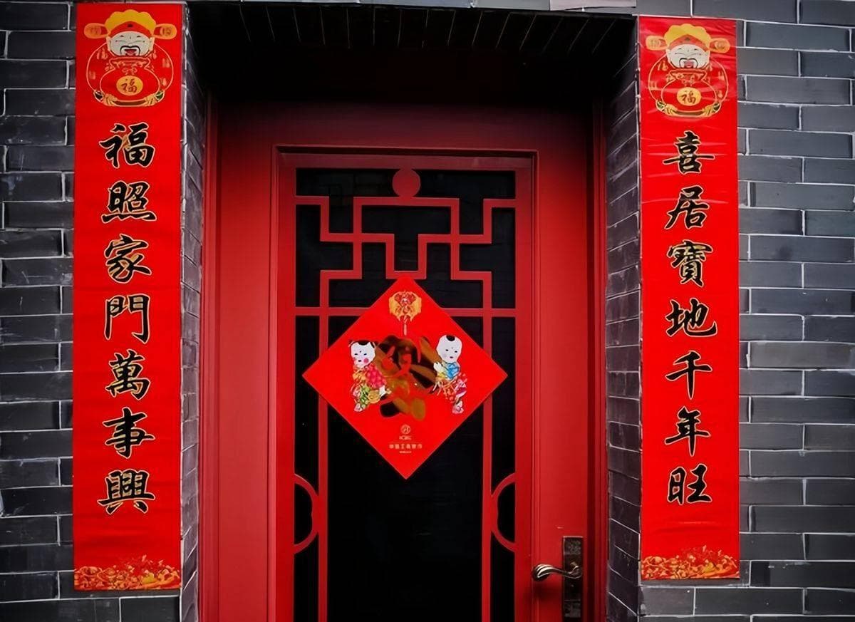 贴春联的讲究：时间、上下联、福字和门神的正确贴法