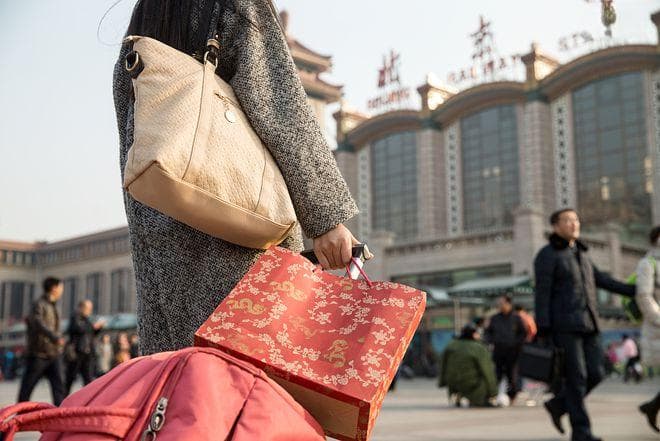 被压缩的现代化：年轻人为何不想呆在家？