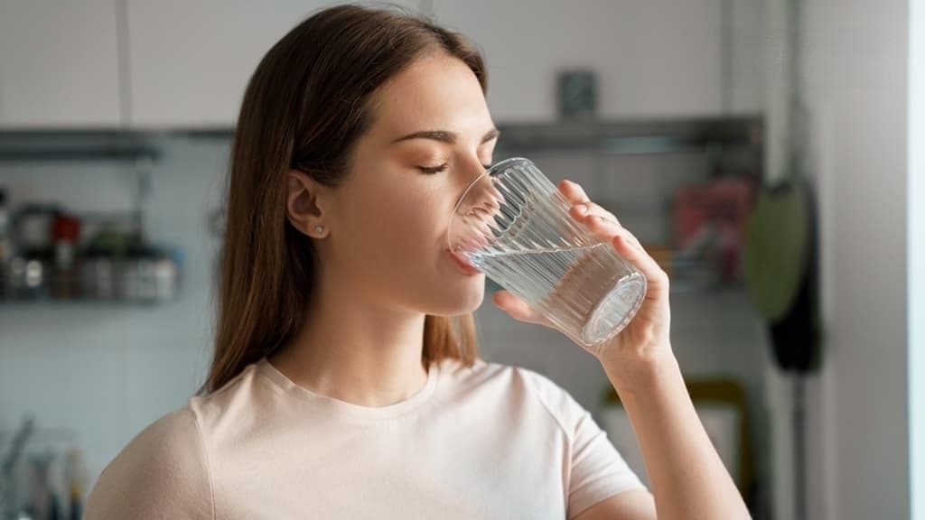 喝水好困难？医师教你5招帮你喝水量翻倍 水中加1物增添风味又营养
