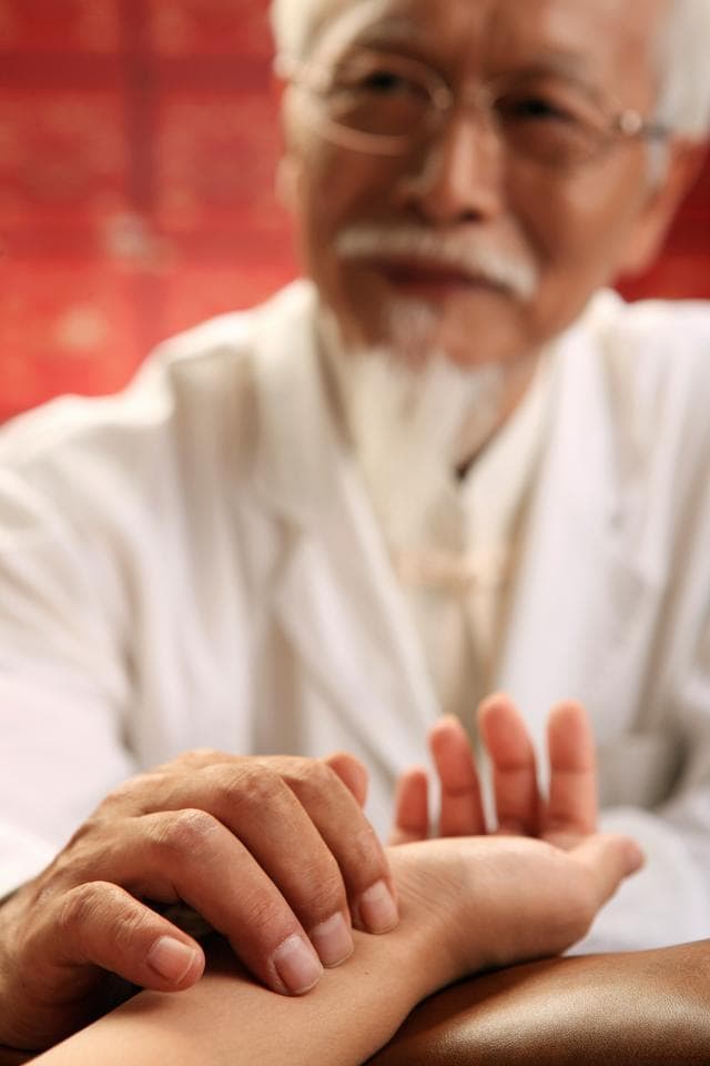 把脉诊病有讲究：中医脉诊步骤与方法详解