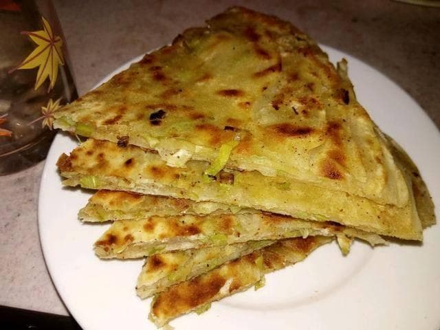 千层葱花饼制作详解：从和面到烙制，教你做出松软多层的美味饼