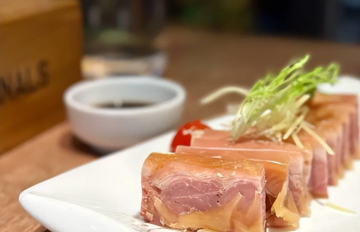 江苏特产水晶肴肉的正确做法，原来仅用8种香料，学会在家露一手