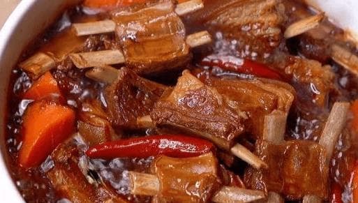 红烧羊排是一道美味的菜肴，色泽红亮、口感鲜嫩，深受人们的喜爱