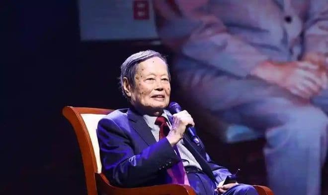 被误解的杨振宁，究竟有多伟大？没有他，或许就没有邓稼先