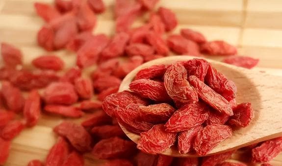 每晚睡前“生嚼几粒枸杞”，一段时间后，会收获哪些好处呢？