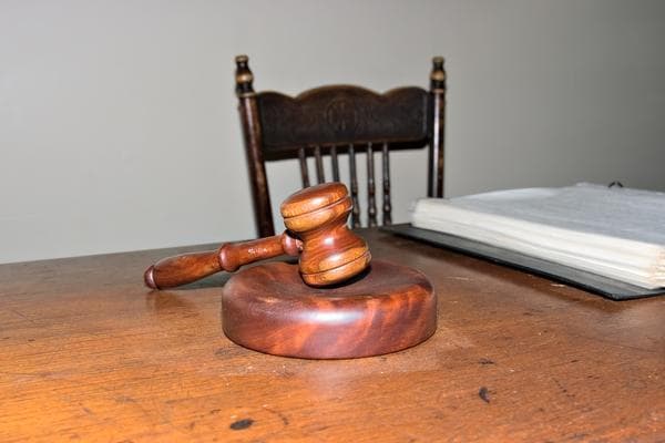 实施红灯管制措施，交通出行请注意遵守