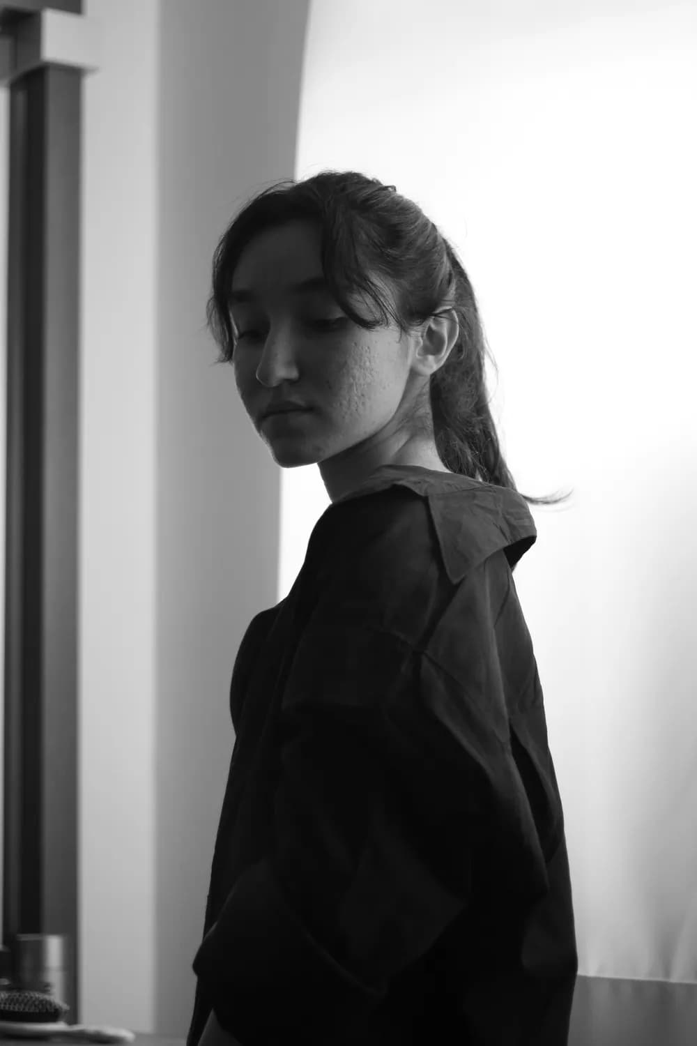 关晓彤全新短发造型亮相，从甜美女孩变身职场女强人