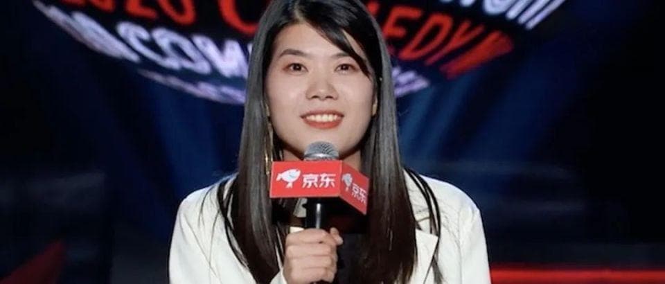 京东请杨笠代言引争议，会员退费股价承压